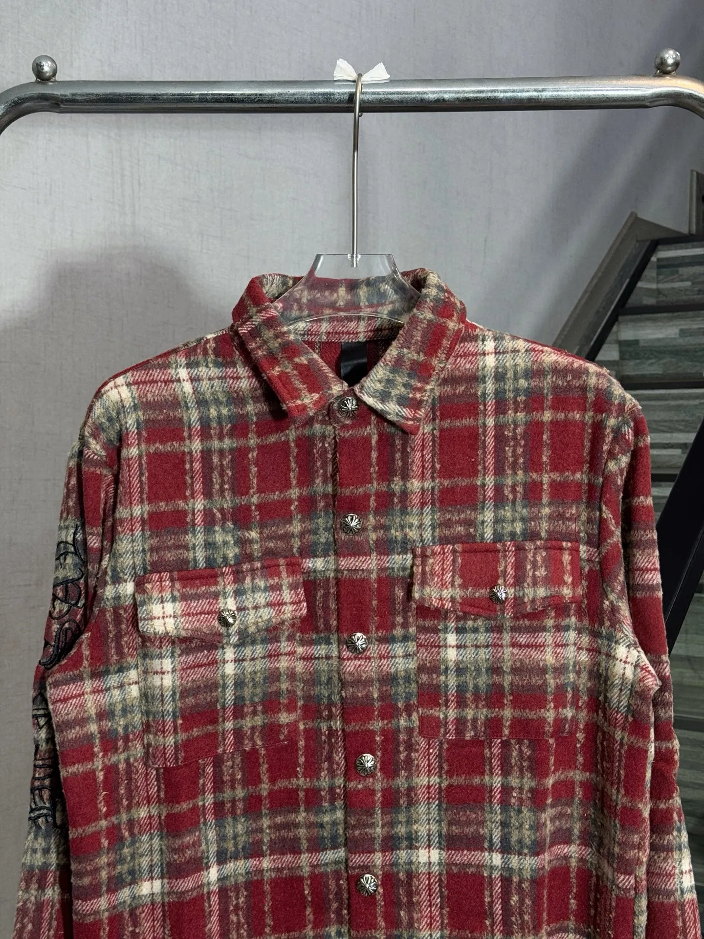 P280 model number: HE395 Chromehearts-Chrome heart wool plaid leather label shirt jacket The fabric is made of 360g high-weight tasseled woolen plaid shirt fabric. The upper body is extremely warm and feels soft and comfortable. It has custom-made original hardware Crow heart cross buttons and a custom-made original cross leather label on the back + heavy embroidery. The embroidery is full and three-dimensional, the overall process is complex, original accessories, factory workmanship, complete with three standards, feel free to buy, Kuaishou Xiaohongshu's popular shirt jacket.  Color: Red/Blue Size: S M L XL